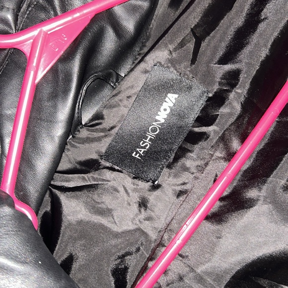 Fashion Nova Black Puffer Vest - Picture 4 of 7